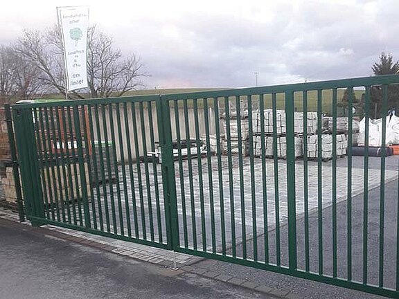 Aufstellung von Zaun und Toranlagen