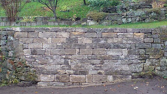 Errichten von Trockenmauern